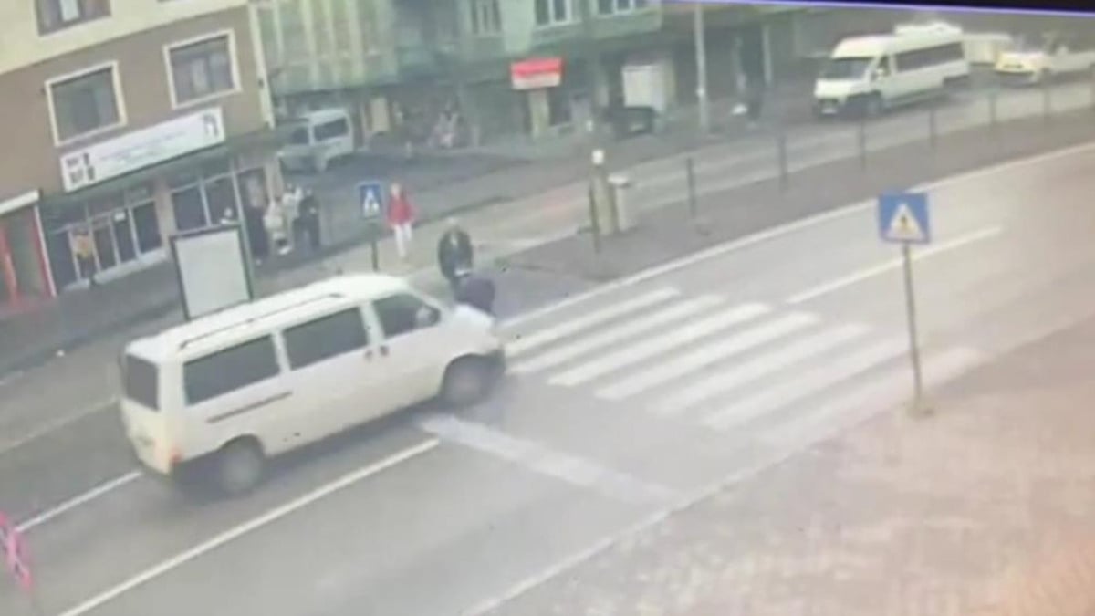 Karabük’te minibüsün yayaya çarptığı anlar kameraya yansıdı