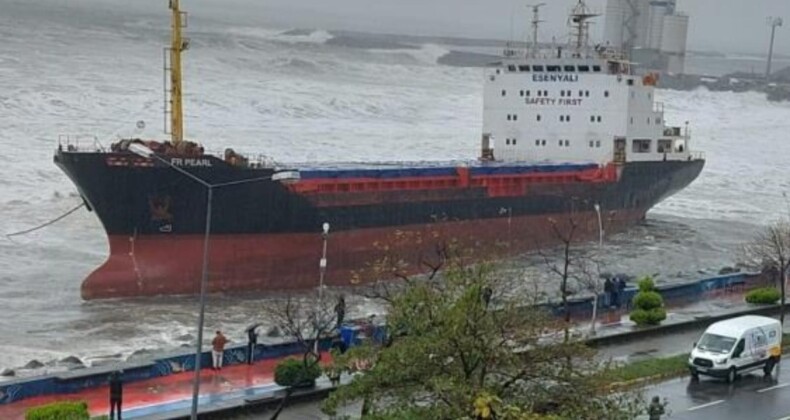 Karadeniz’de fırtına! Artvin’de gemi karaya oturdu