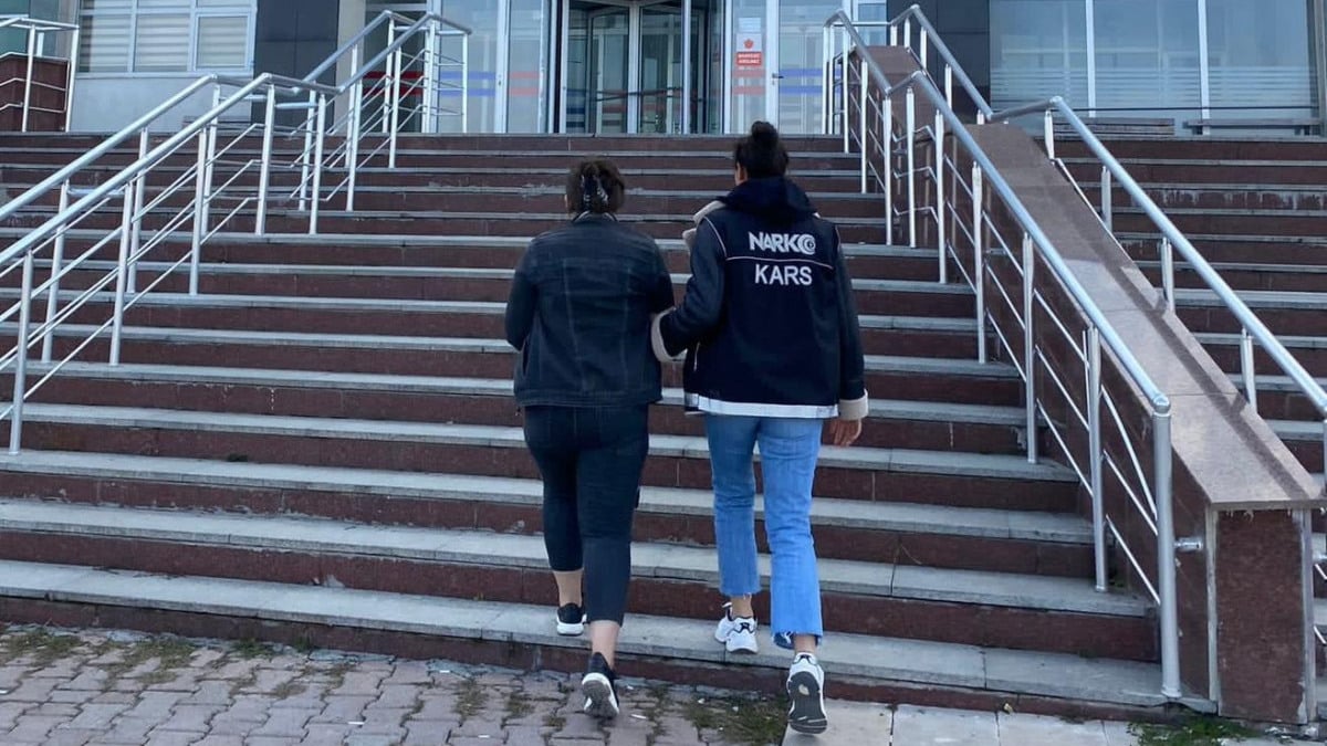 Kars’ta İran uyruklu kadının makatında uyuşturucu bulundu