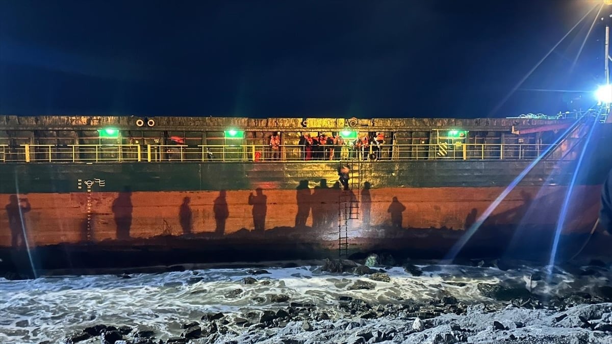 Kastamonu’da fırtına nedeniyle gemi karaya oturdu