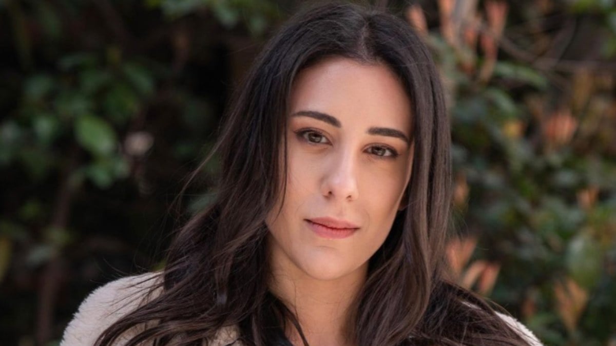 Kendi Düşen Ağlamaz’ın Serap’ı objektif karşısına geçti, dekoltesi vücudunu sardı! “Su gibi akıyorsun”