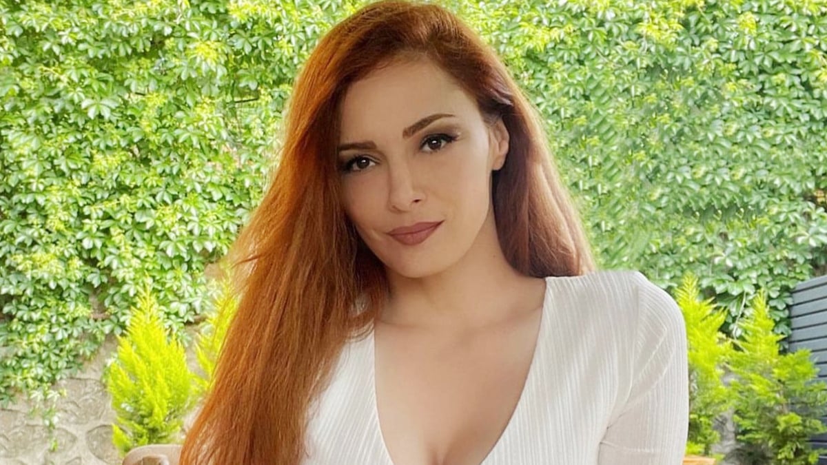 Kilotlu çorabıyla sere serpe uzandı! Mine Tugay’dan cesur poz: “Kusursuz”