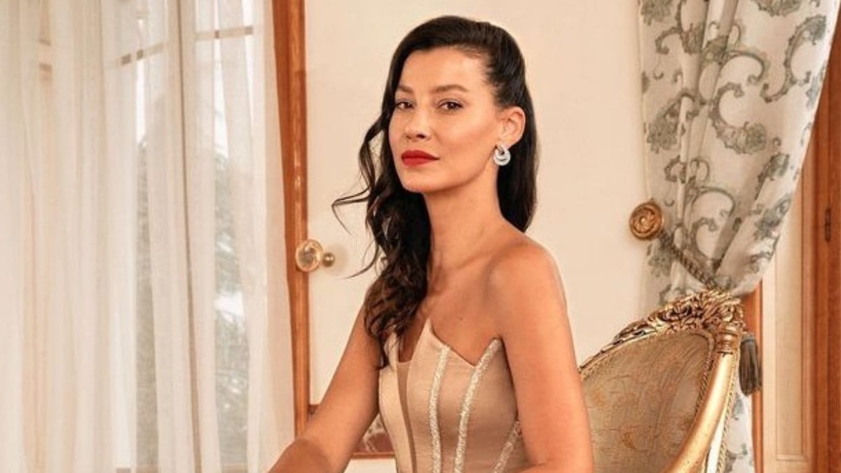 Kızılcık Şerbeti’nin Alev’i ayna pozlarıyla takipçilerini mest etti! ‘Alev aldı ortalık’