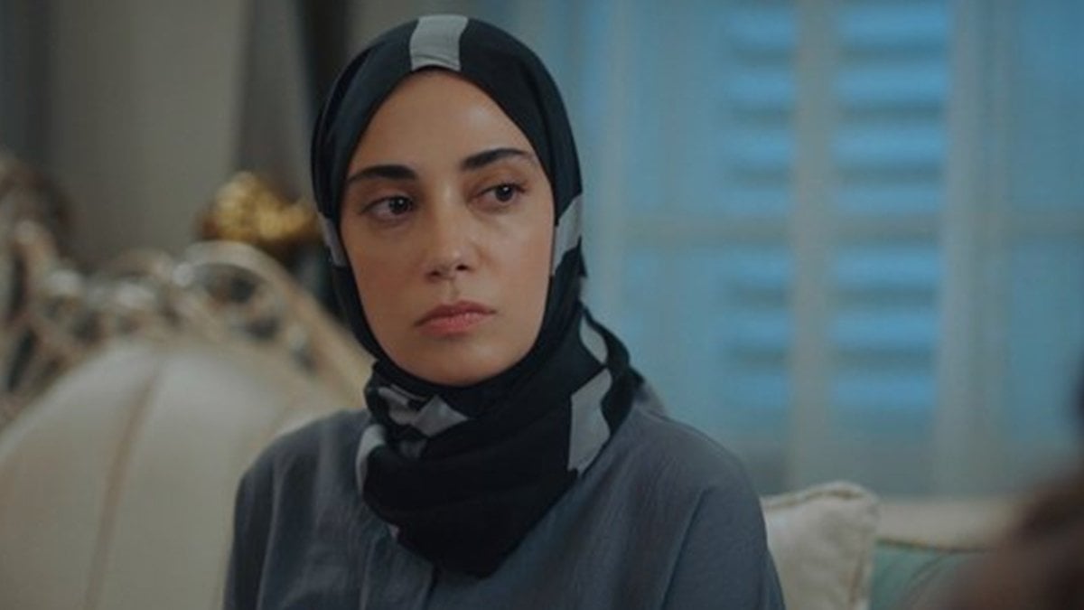 Kızılcık Şerbeti’nin Nursema’sı bacak dekoltesiyle kasıp kavurdu! “Pinko kızacak”