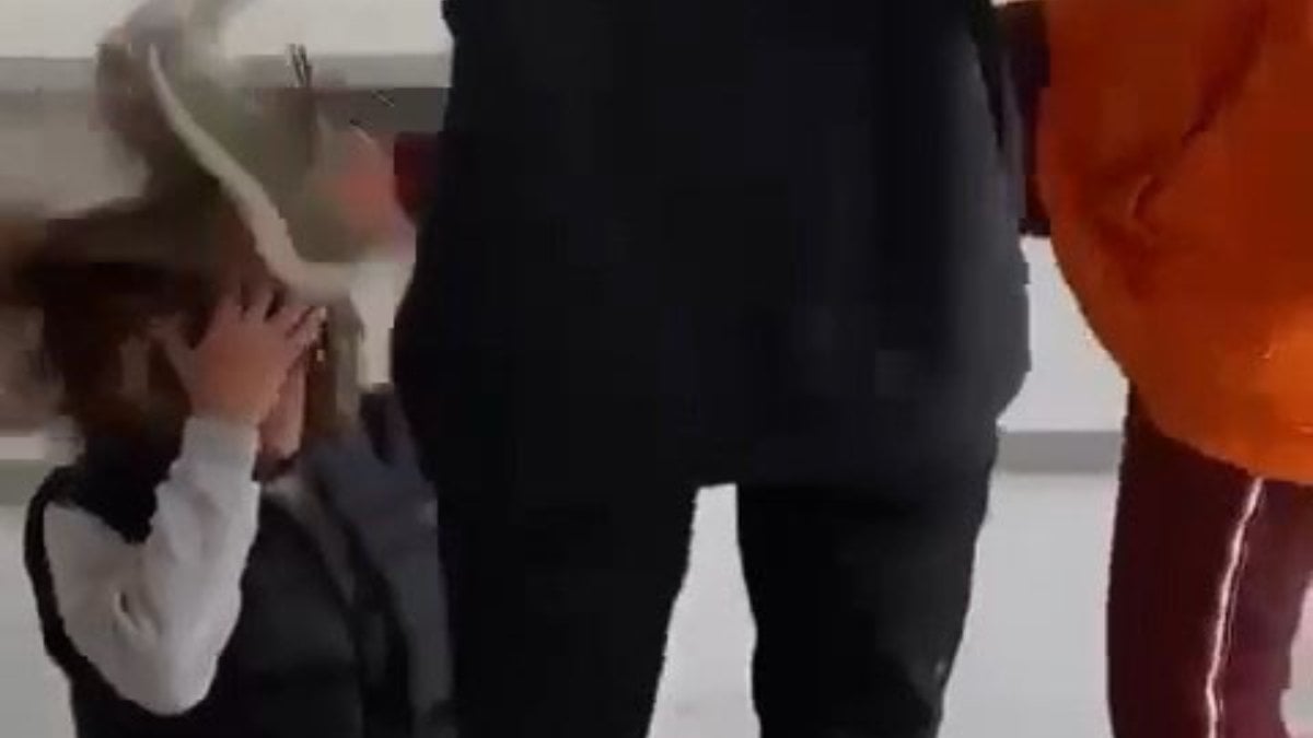 Kocaeli’de akran zorbalığı! Genç kızı sınıfın ortasında darbettiği anlar kamerada