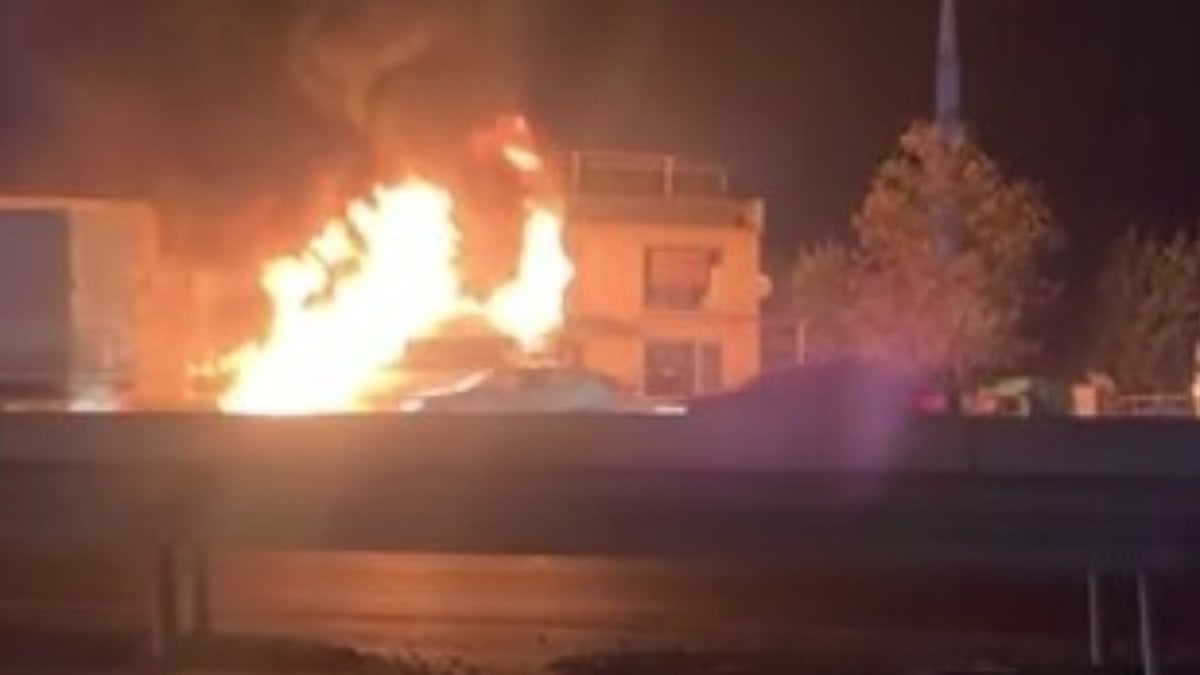 Kocaeli’de işçiler alev topuna dönen minibüsten son anda kurtuldu