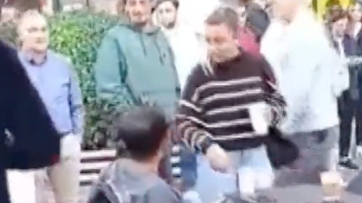 Kocaeli’de İsrail’in kahve zincirini protesto eden grup içecekleri fırlattı