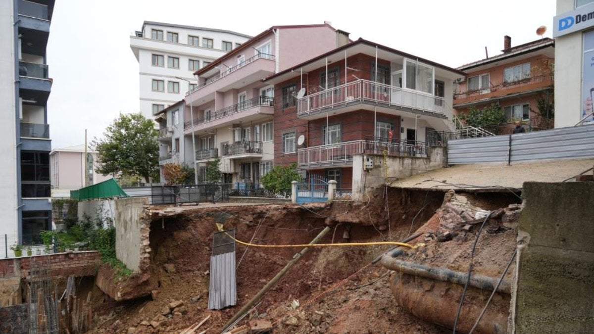 Kocaeli’de istinat duvarı çöktü: 4 bina boşaltıldı