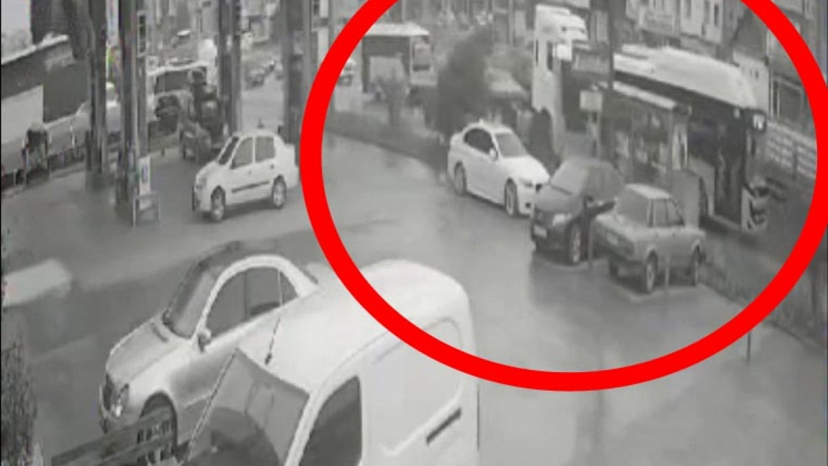 Kocaeli’de tırın halk otobüsüne çarptığı kaza kameraya yansıdı