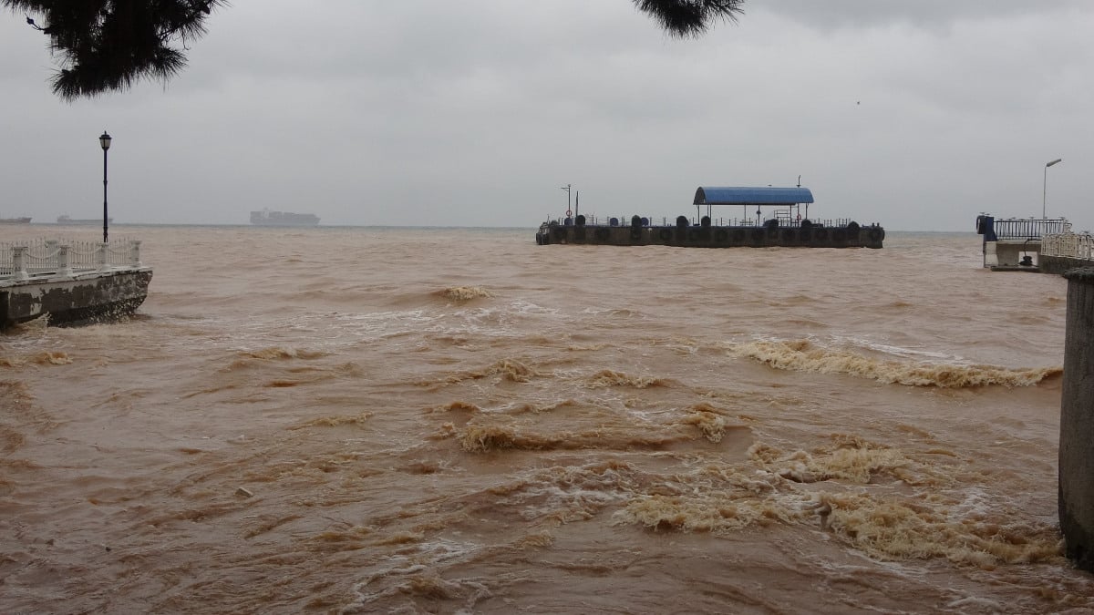 Kocaeli’deki kuvvetli fırtına, iskeleyi açığa sürükledi