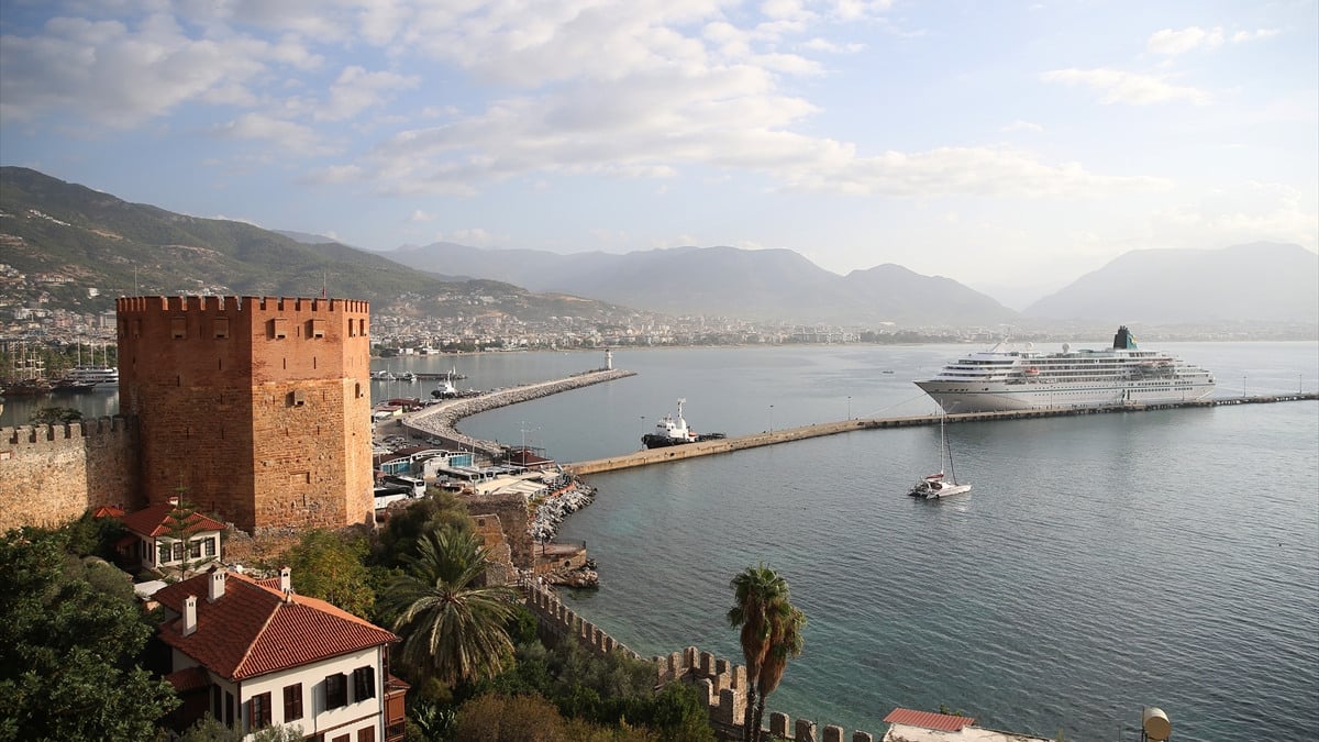 Kruvaziyer gemi ‘Amadea’ Alanya Limanı’na demirledi