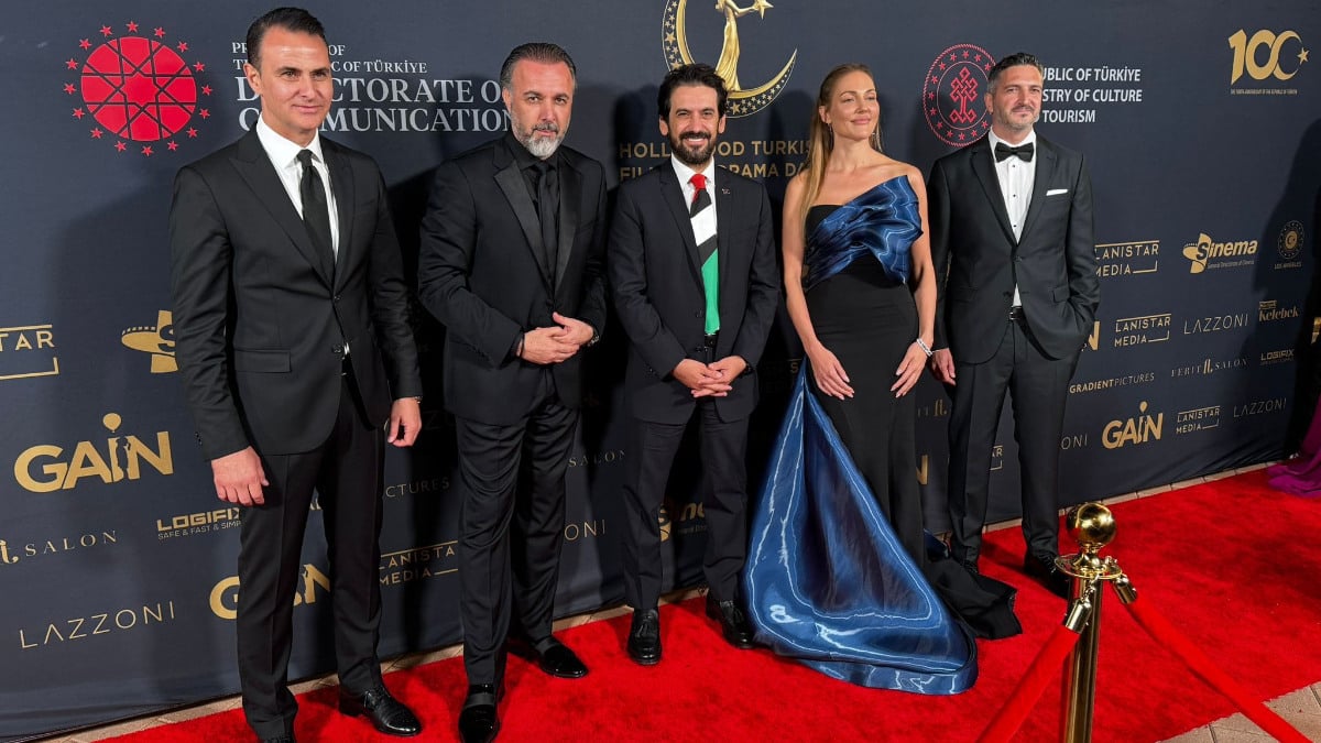 Kültür ve Turizm Bakan Yardımcısı Batuhan Mumcu, Filistin bayrağı renklerini taşıyan kravatla Los Angeles’ta