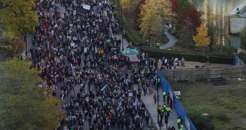 Londra’da Filistin’e destek yürüyüşü: 300 bin kişi katıldı