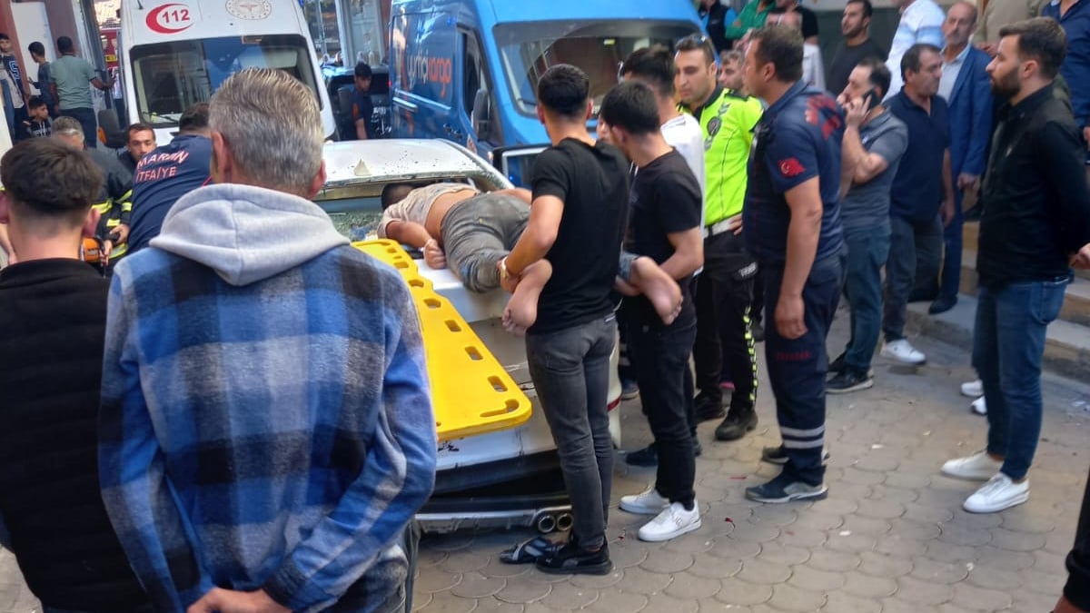 Mardin’de çarptığı otomobilin camından içeri giren bisikletli yaralandı
