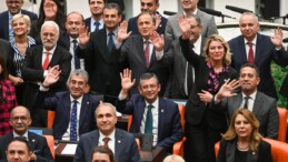 Meclis’teki oturma eyleminde CHP ve HDP grubu birlikte poz verdi