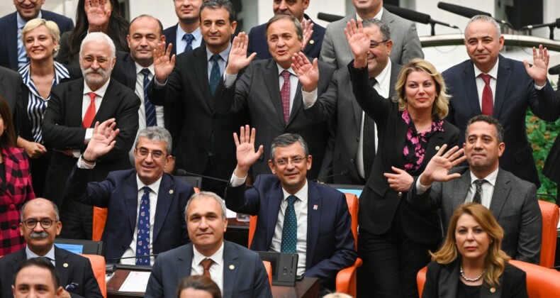 Meclis’teki oturma eyleminde CHP ve HDP grubu birlikte poz verdi