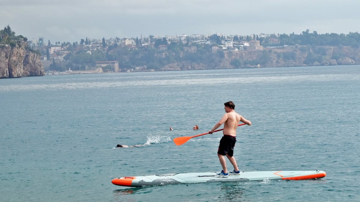 Meteoroloji’nin uyarılarına rağmen Antalya’da deniz keyfi bitmedi
