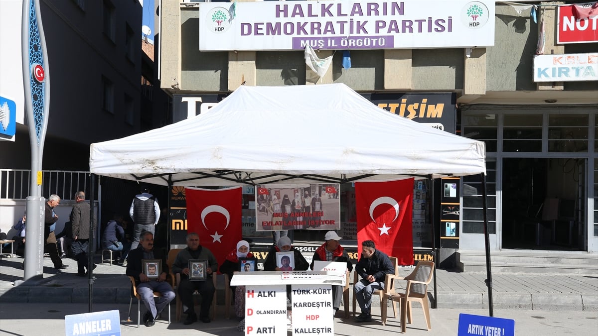 Muş’ta evlat nöbetindeki aileler, çocuklarına çağrıda bulundu