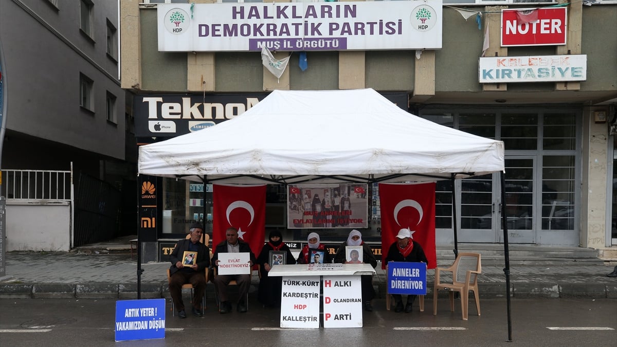 Muş’ta evlat nöbetindeki ailelerden tepki: PKK ve HDP’den çocuklarımızı istiyoruz