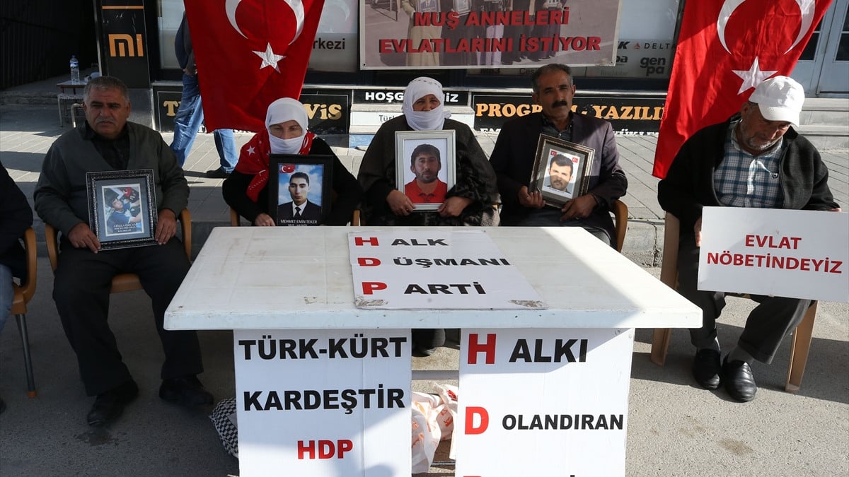 Muş’ta evlat nöbetindeki anne: Yılanın başı HDP