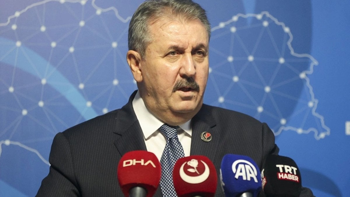 Mustafa Destici’den Özgür Özel’e: Milletin istikbaline göz dikenlerin elini öpme