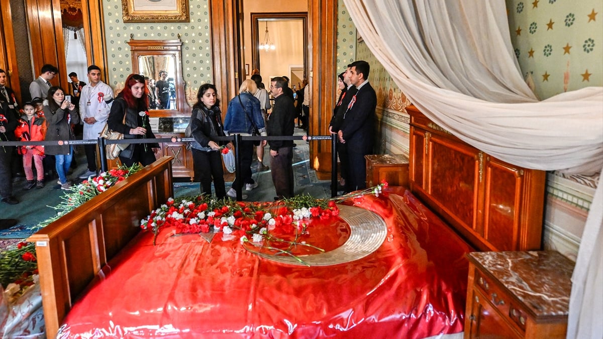 Mustafa Kemal Atatürk, Dolmabahçe’deki odasında anıldı