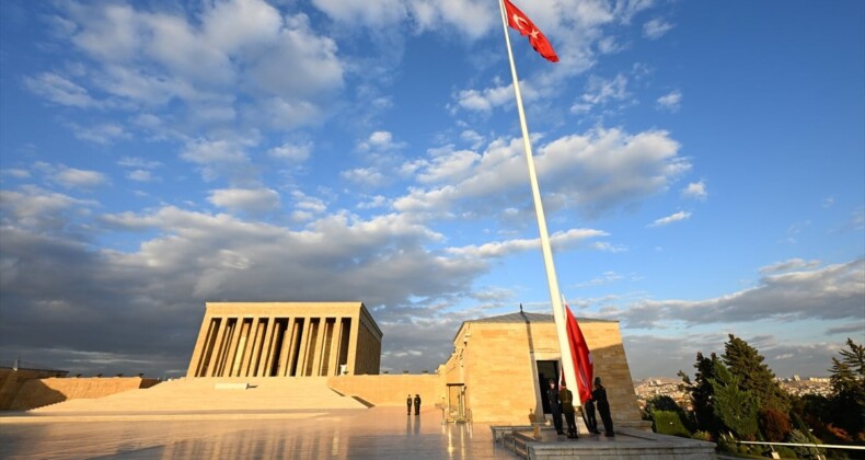 Mustafa Kemal Atatürk’ün ölüm yıl dönümünde Türk bayrağı törenle değiştirildi