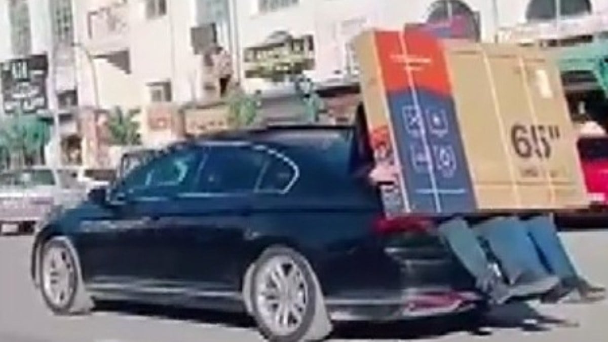 Nakliyatta yeni dönem! Televizyonu lüks aracın bagajına oturup kucakladılar…