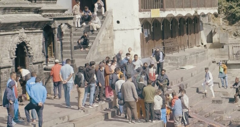 Nepal’de Hinduların cenaze geleneği! Önce yakıp sonra nehre bırakıyorlar