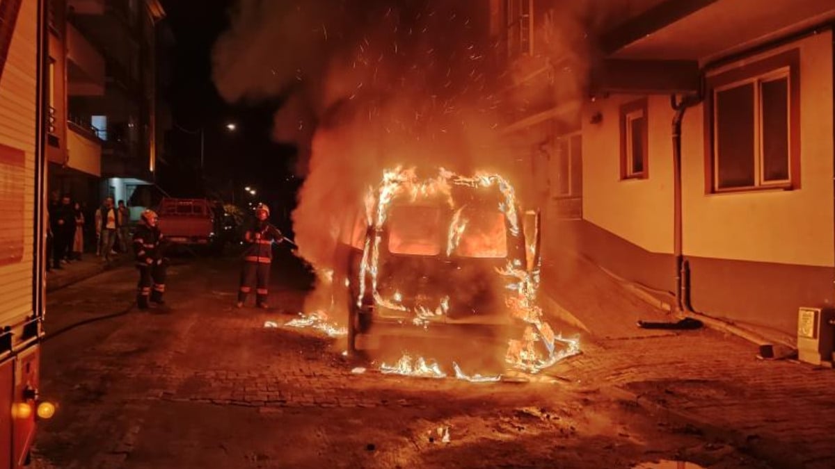 Ordu’da park halindeki minibüs alev alev yandı