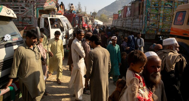 Pakistan, düzensiz göçmenleri sınır dışı ediyor