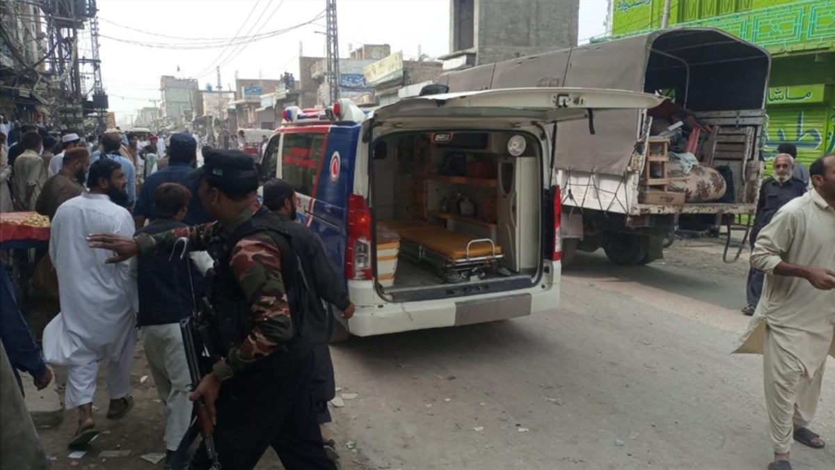 Pakistan’da 2 eyalette bombalı saldırılar