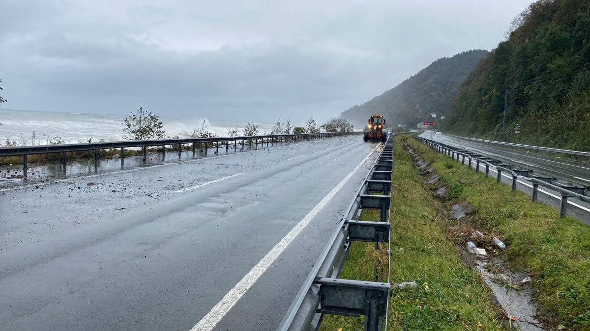 Rize’de fırtına! Dalgalar karaya ulaştı