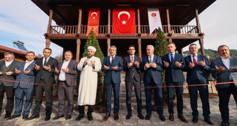 Rize’deki tarihi Hüseyin Hoca Köyü Sahil Camii yeniden ibadete açıldı