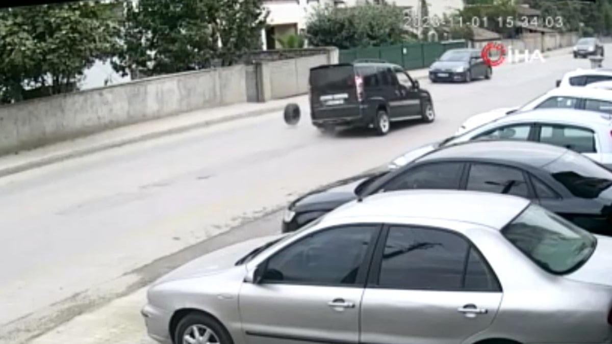 Sakarya’da araçtan kopan tekerlek, başka bir araca çarptı