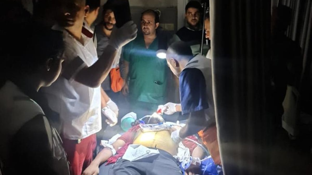 Saldırı altındaki Gazze’de yaralılar el feneri ışığında tedavi ediliyor