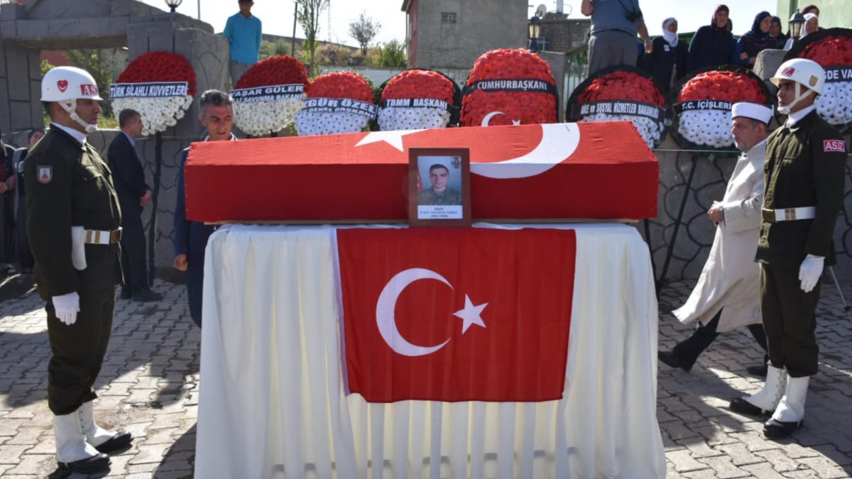 Şehit Piyade Sözleşmeli Er Onur Özbek, son yolculuğuna uğurlandı