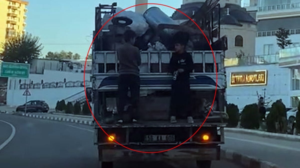 Siirt’te çocukların kamyonet kasasında tehlikeli yolculuğu: Hayrete düşüren anlar
