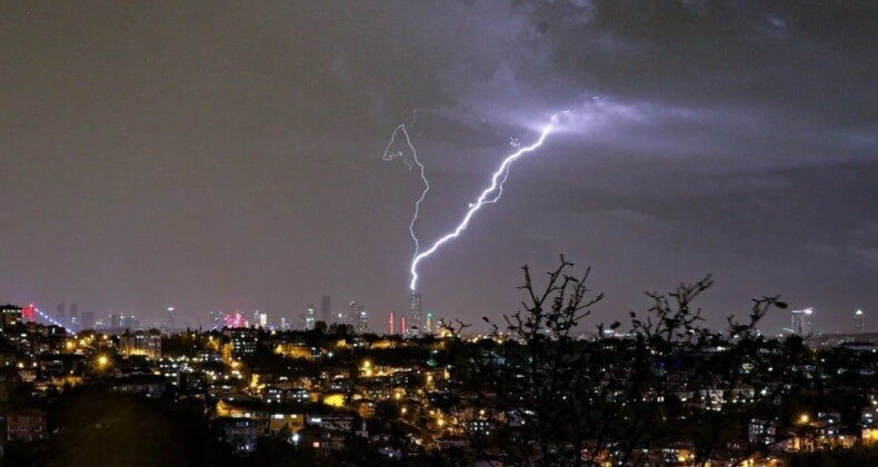 Şimşekler geceyi aydınlattı! İstanbul’da sağanak hayatı felç etti: Sarıyer, Kadıköy, Küçükçekmece…