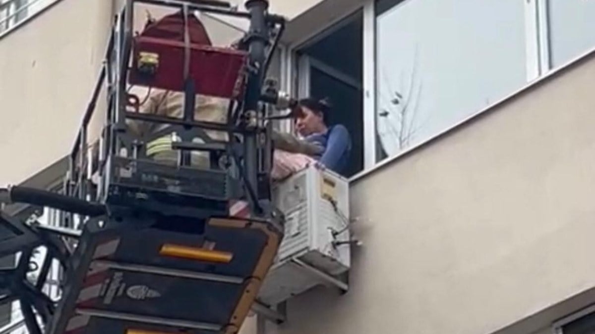 Şişli’deki alkollü kadın mahalleyi birbirine kattı: Klima motoruna çıktı, itfaiyeye zor anlar yaşattı!