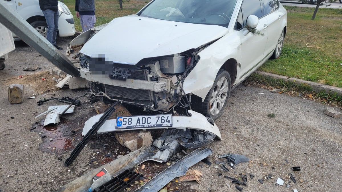 Sivas’ta fren yerine gaza basınca olanlar oldu: Araçlara çarptı