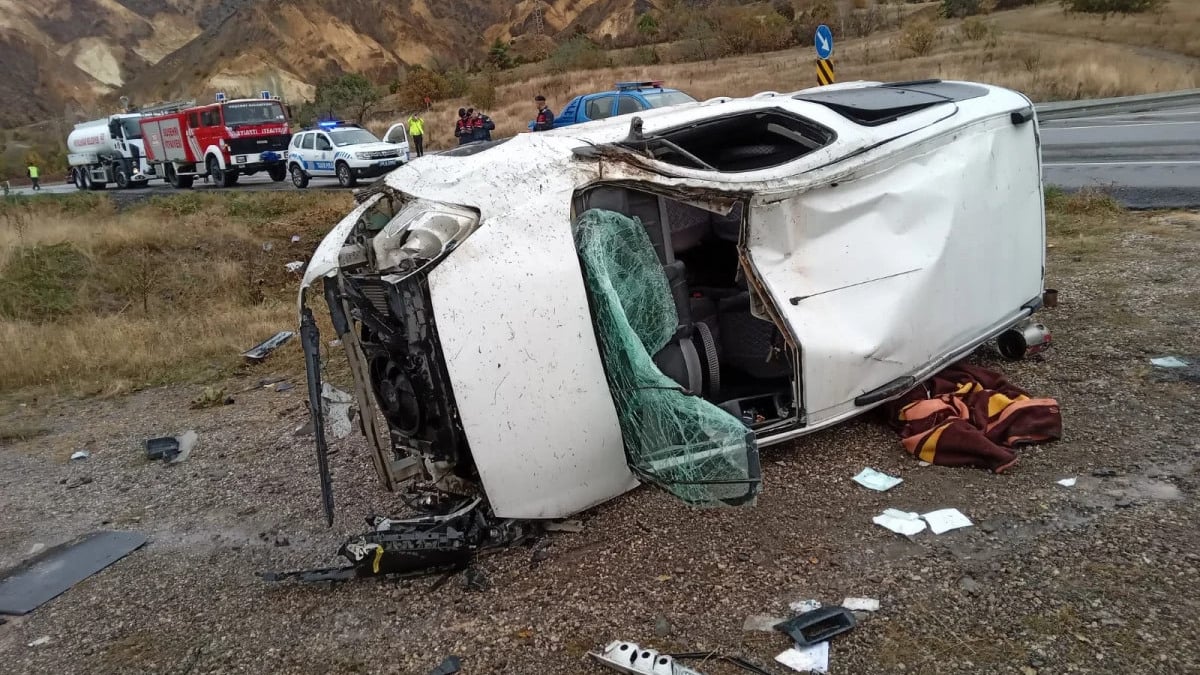 Sivas’ta hafif ticari araç devrildi: 3 yaralı