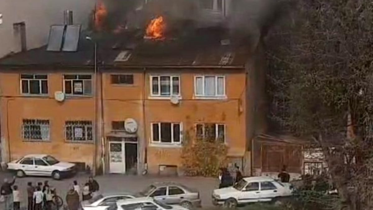 Sivas’ta korkutan yangın! Çatı katı alev aldı