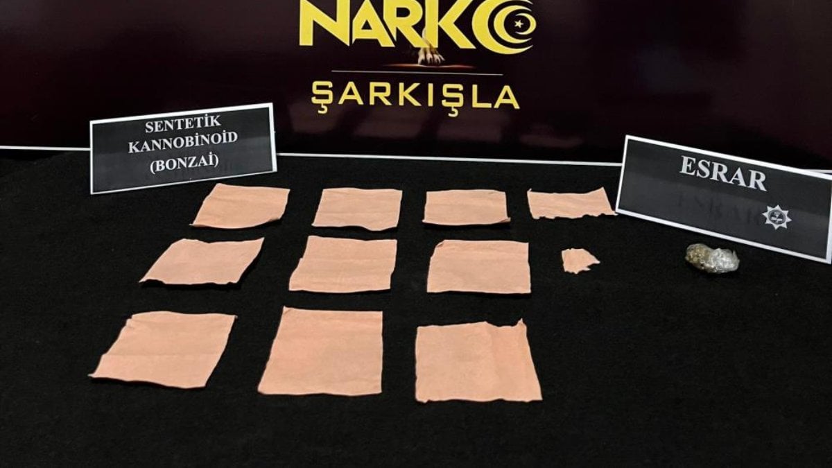 Sivas’ta pes dedirten uyuşturucu kaçakçılığı: Peçeteye emdirdiler