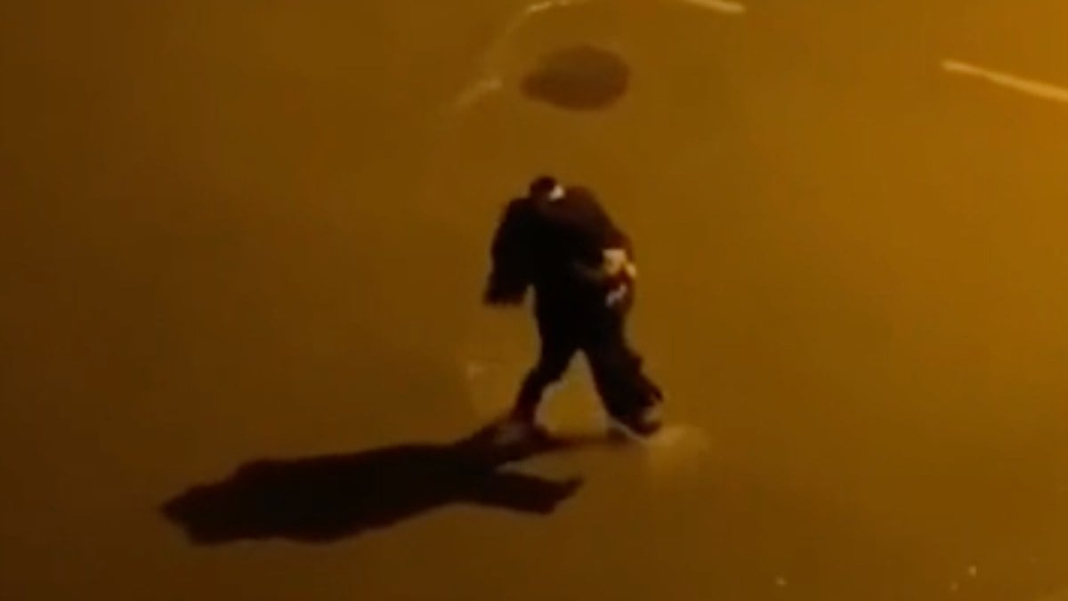 Sosyal medyada bu kez romantizm dolaşıma girdi! Sevgilisi ıslanmasın diye kucağında taşıdı…