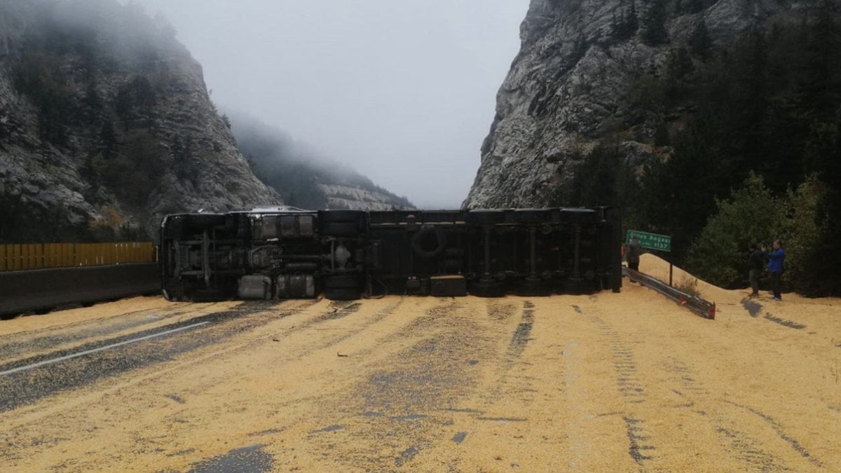Tarsus-Ankara Otoyolu’nda tır devrildi: Ulaşıma kapandı