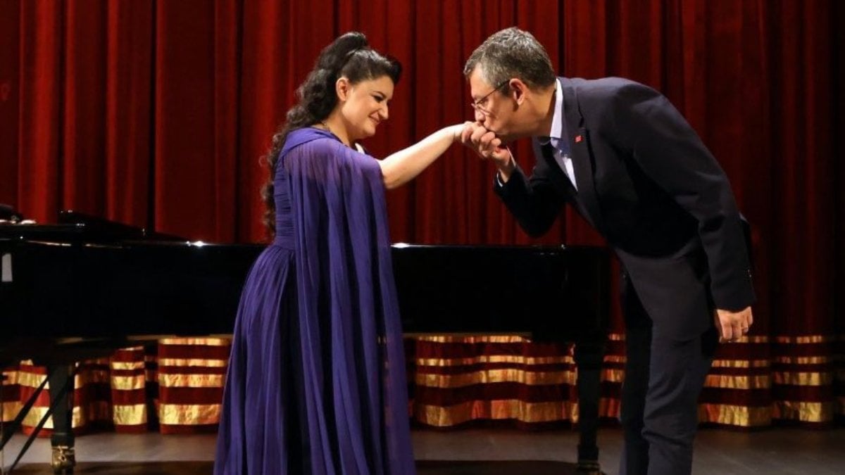 Türkiye’ye “işgalci” diyen kadının elini öpen Özgür Özel’e CHP’liler kızgın