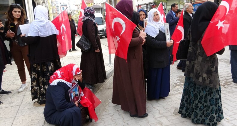 Van’da evlat nöbeti tutan anne: İsrail neyse HDP’de o!