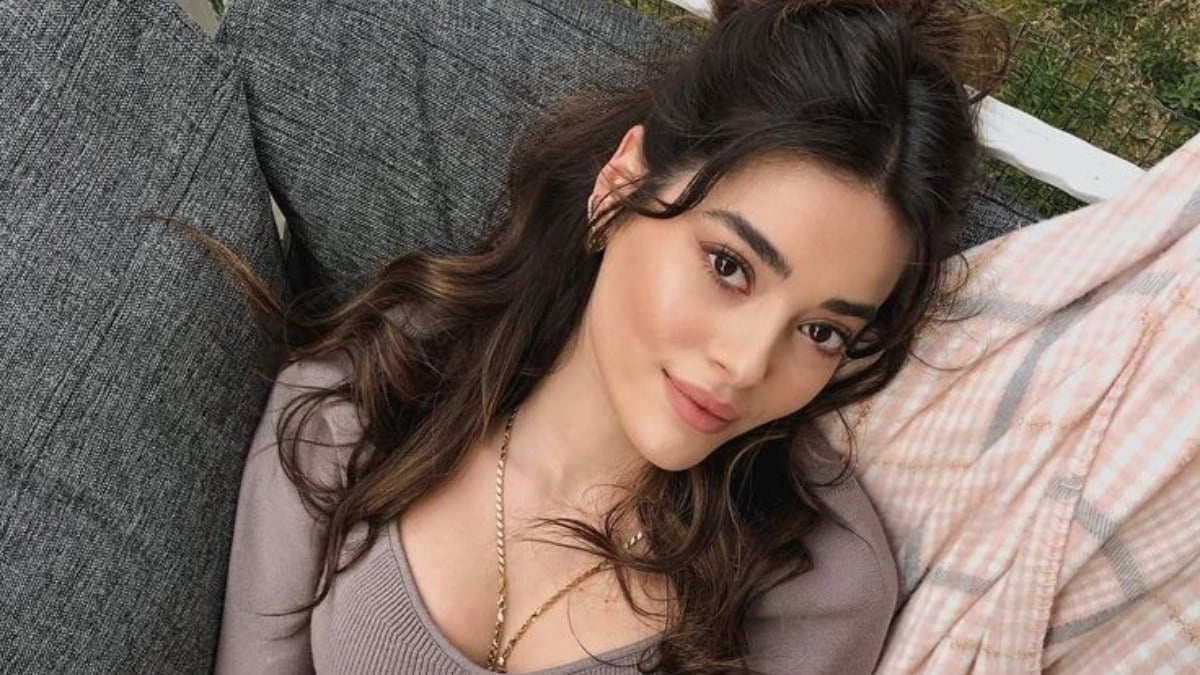 Yabani’nin Rüya’sı Simay Barlas minicik büstiyeriyle…