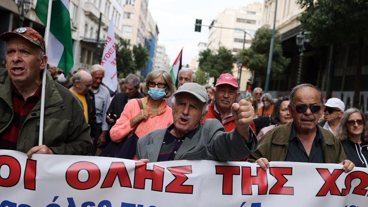 Yunanistan’da emeklilerin eyleminde Filistin’e destek mesajı